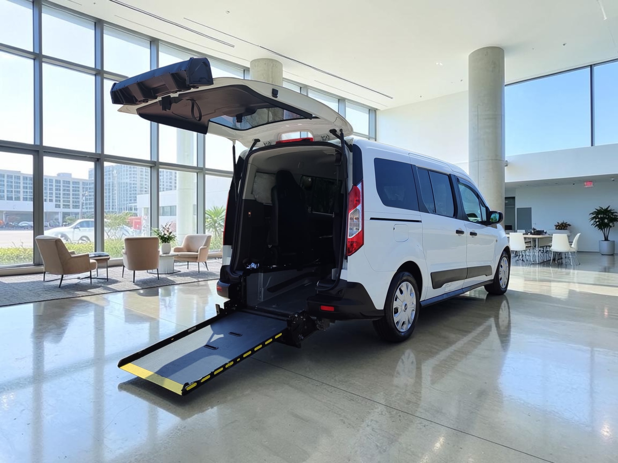 Adaptado con rampa para minusválidos